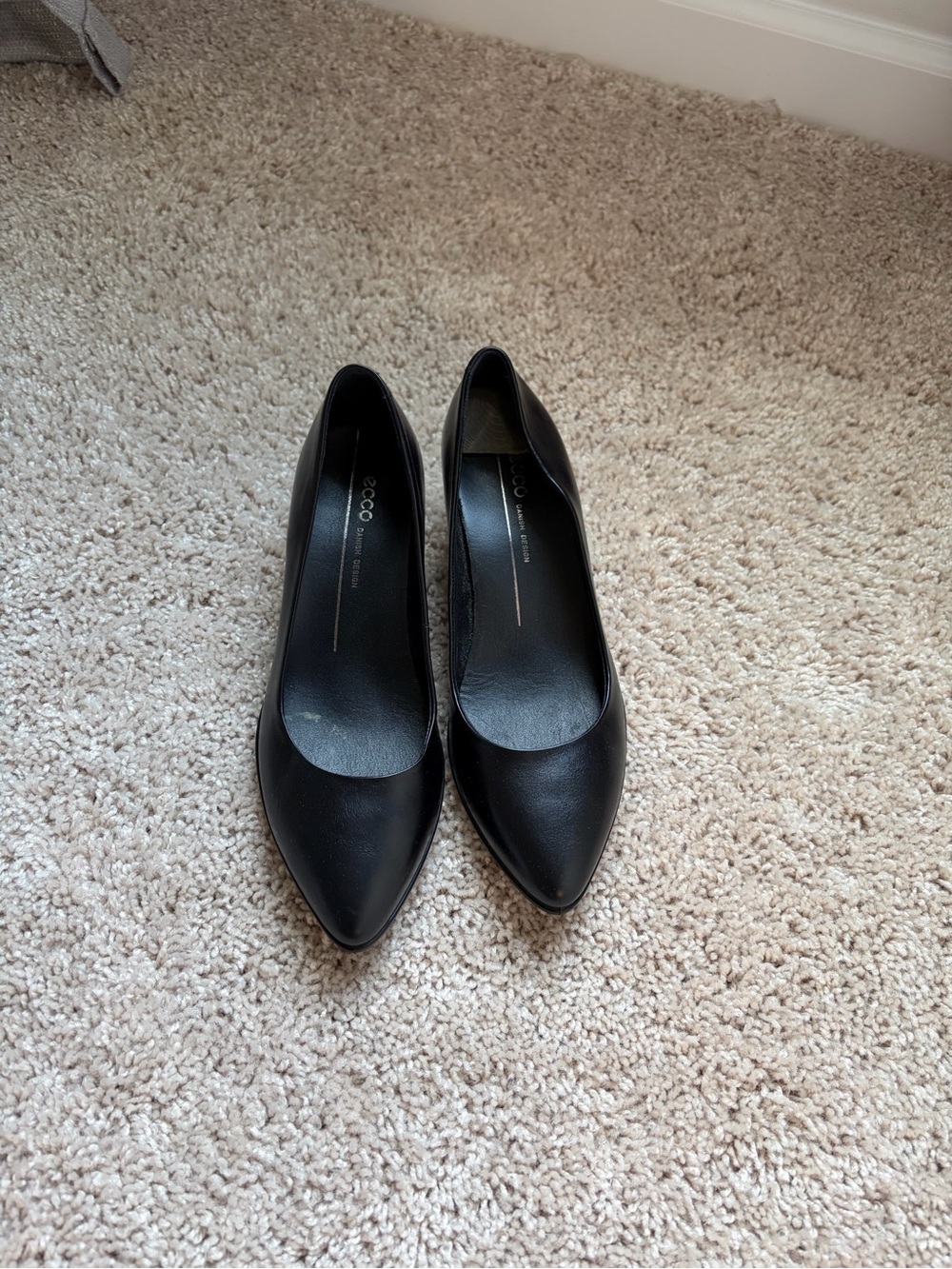 Ecco Black Leather Pointed-Toe Pumps